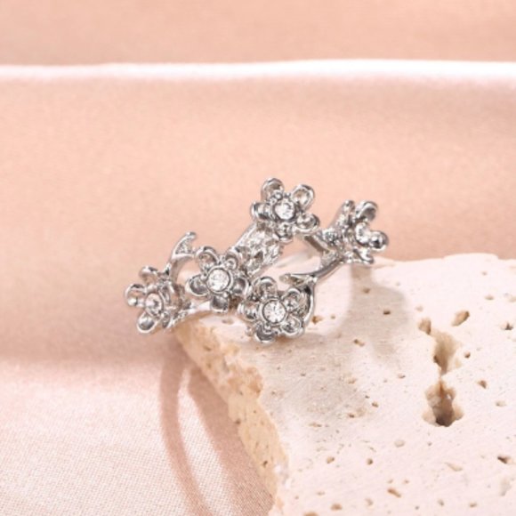 4/$12 Women’s Rhinestone & Flower Decor Size 8 Ring - Picture 5 of 7